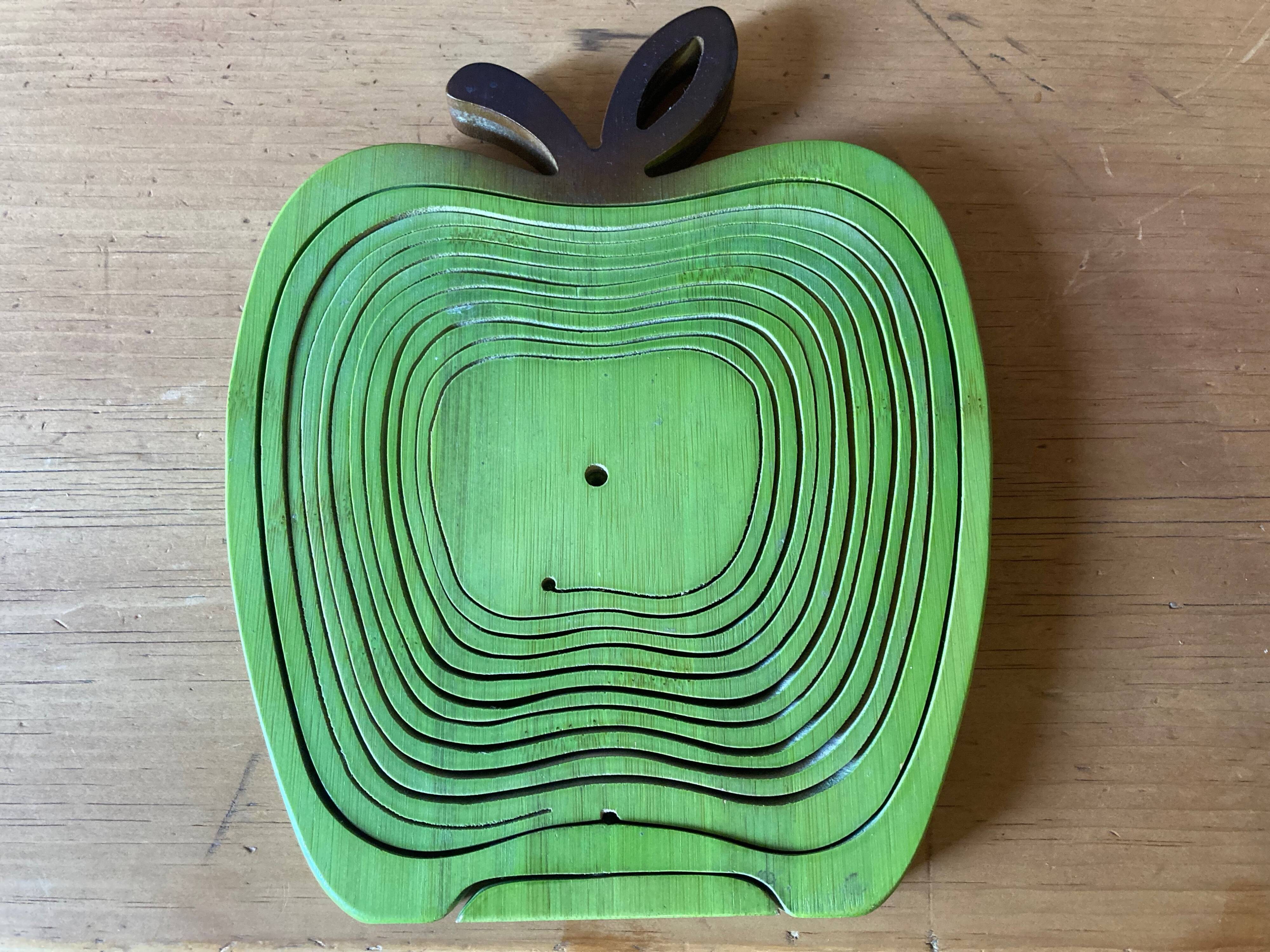Apple-shaped fruit basket or trivet