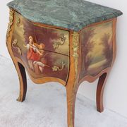 Louis XV curved chest of drawers in Martin varnished marquetry