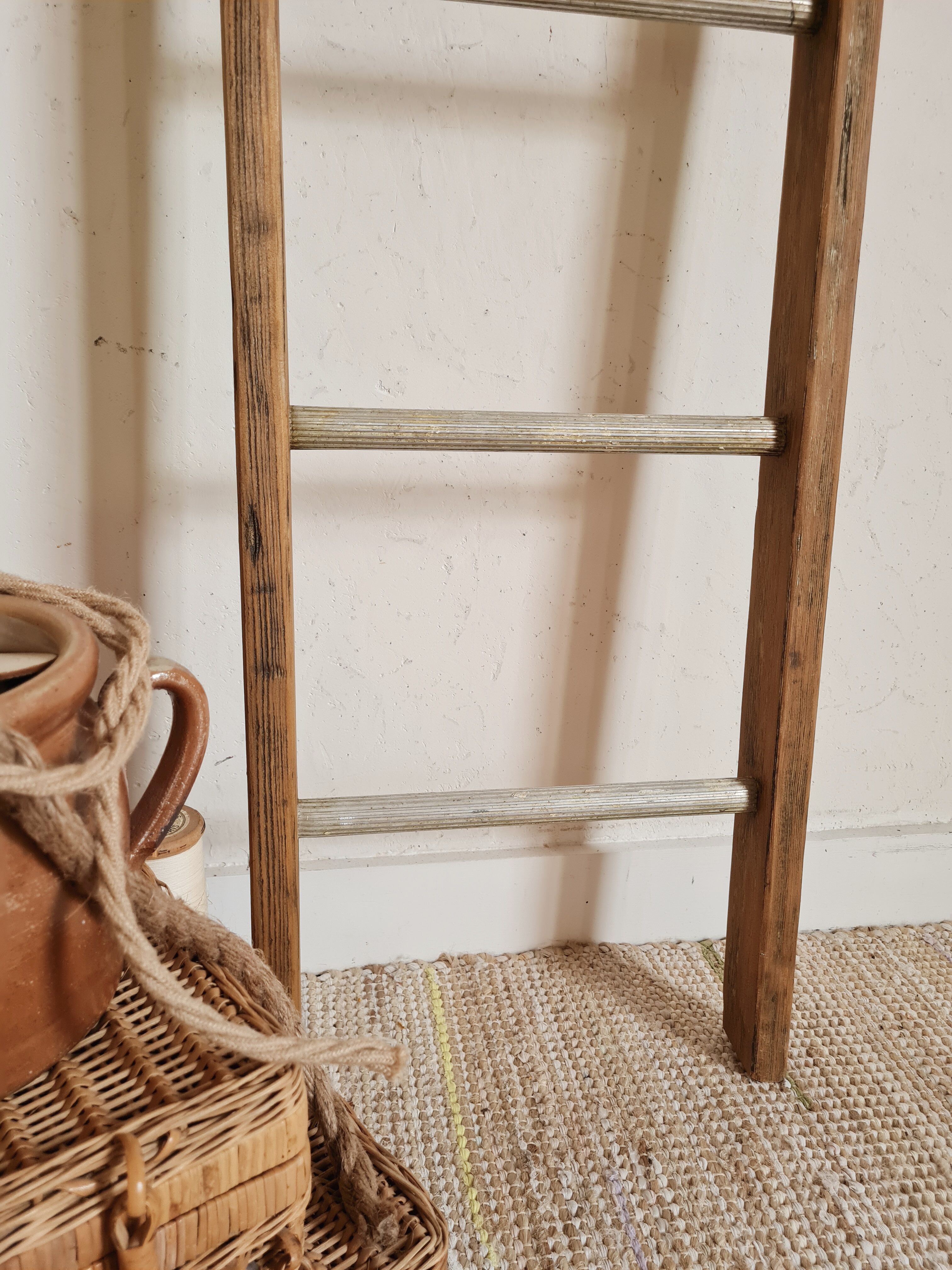 Old scale in wood and metal