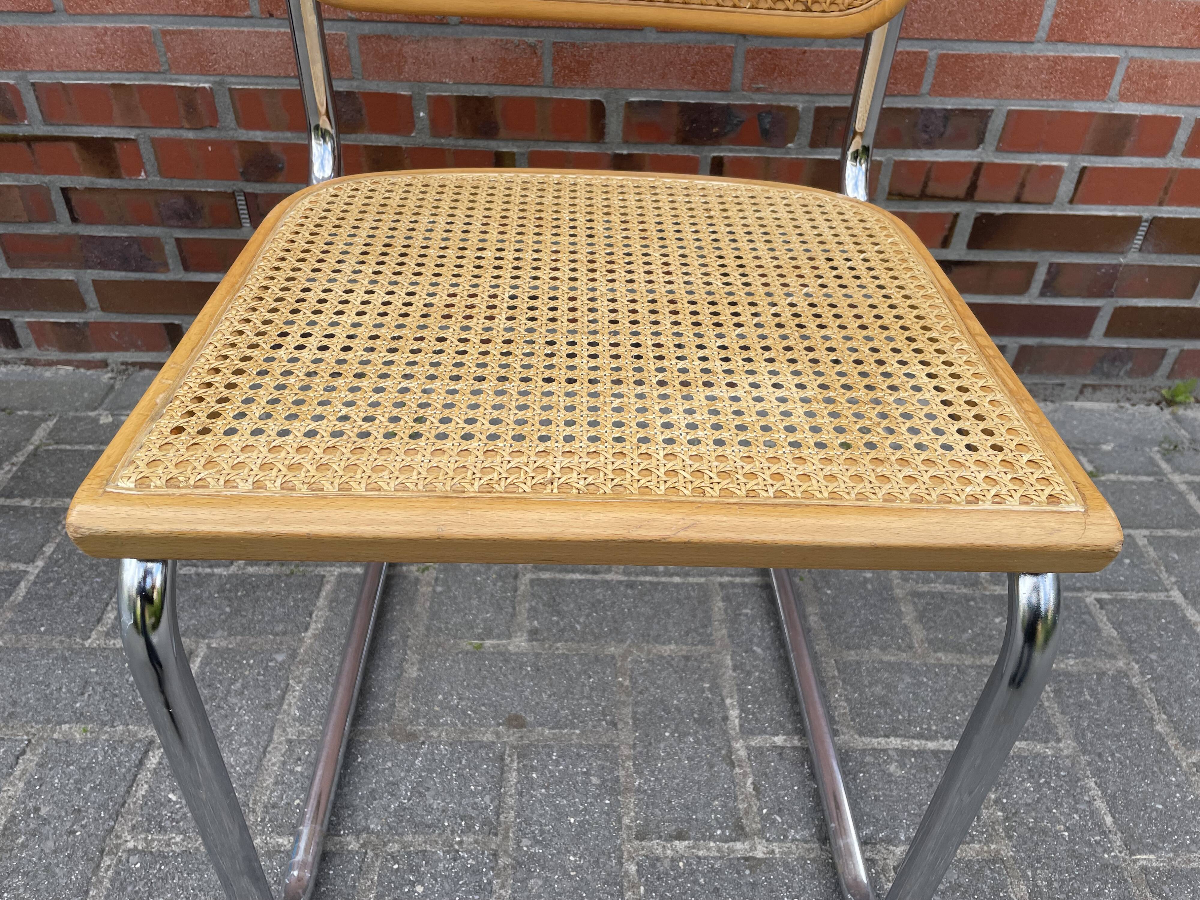 Ensemble de 4 Chaises vintage modèle Cesca B32 en chrome et bois