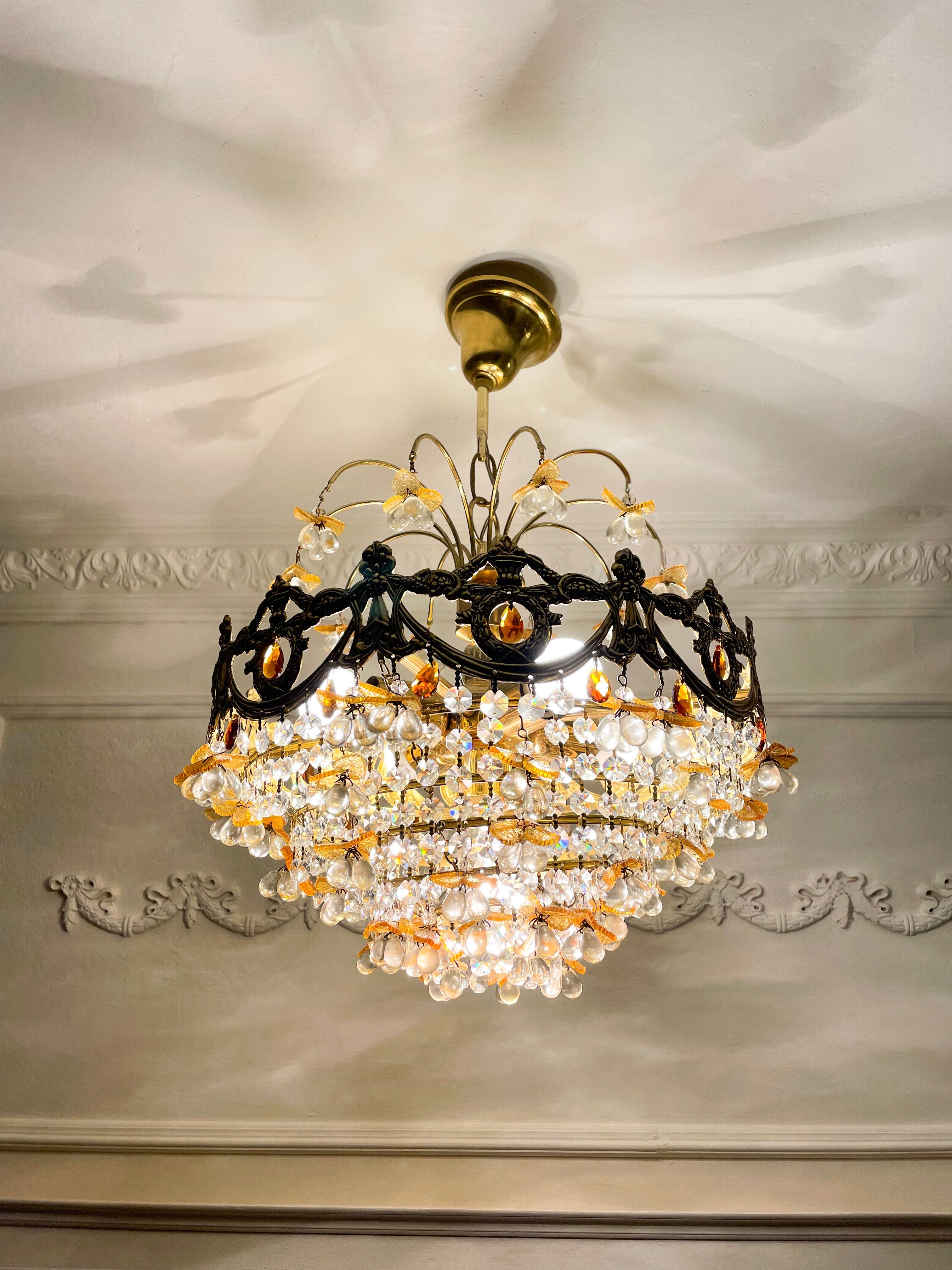 Exceptional vintage chandelier in Murano style crystal, orange, brass.