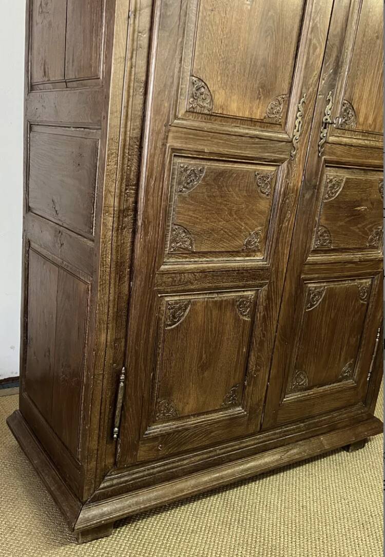 Louis XV carved wooden wardrobe from the 18th century