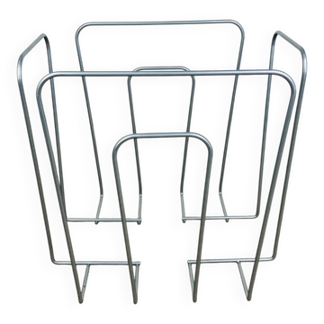 Postmodern magazine rack in grey metal, 1980s.