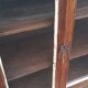 Petite armoire vitrée en bois avec porte rentrante