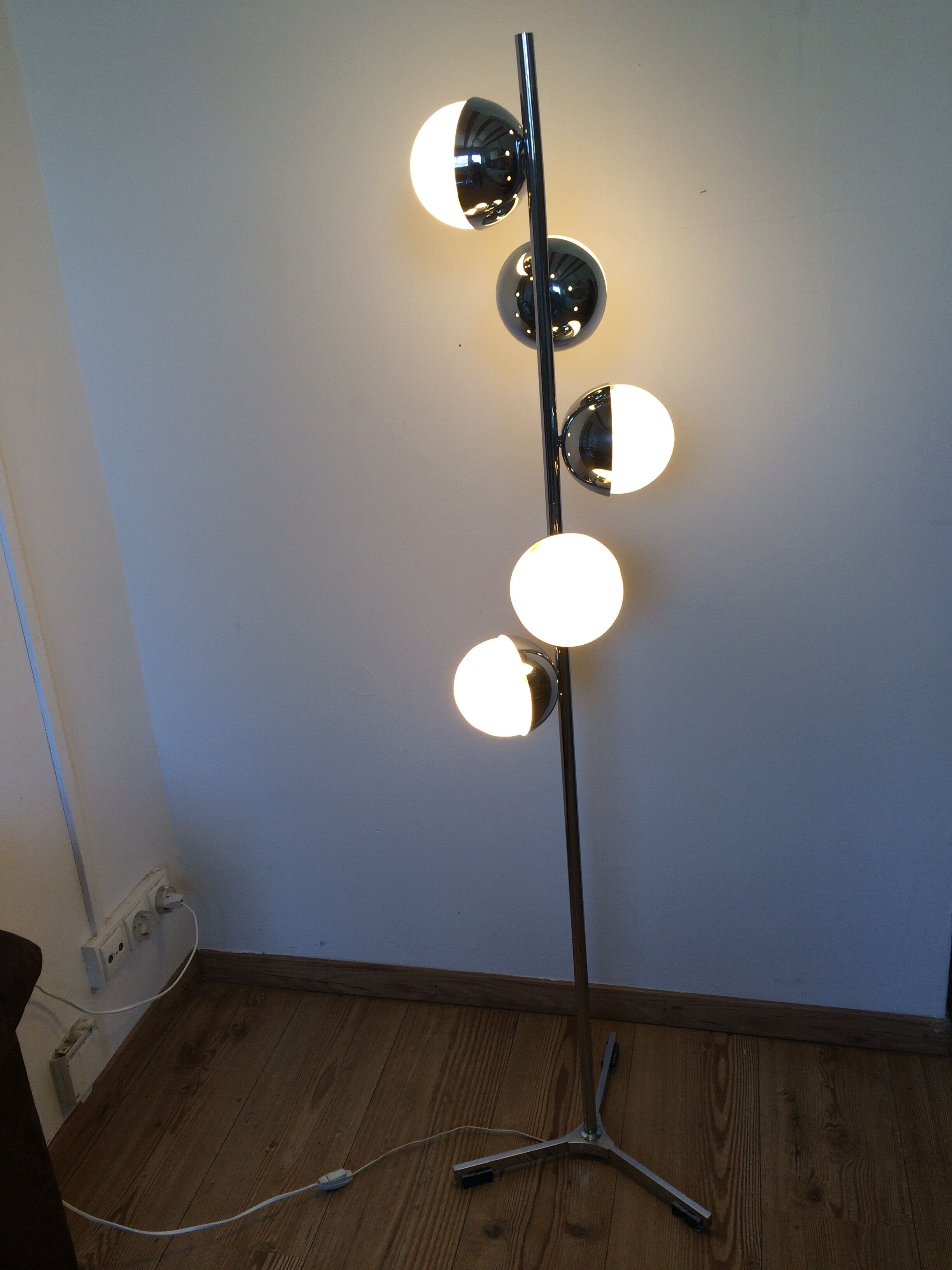 Lampadaire spirale chromé, design 70