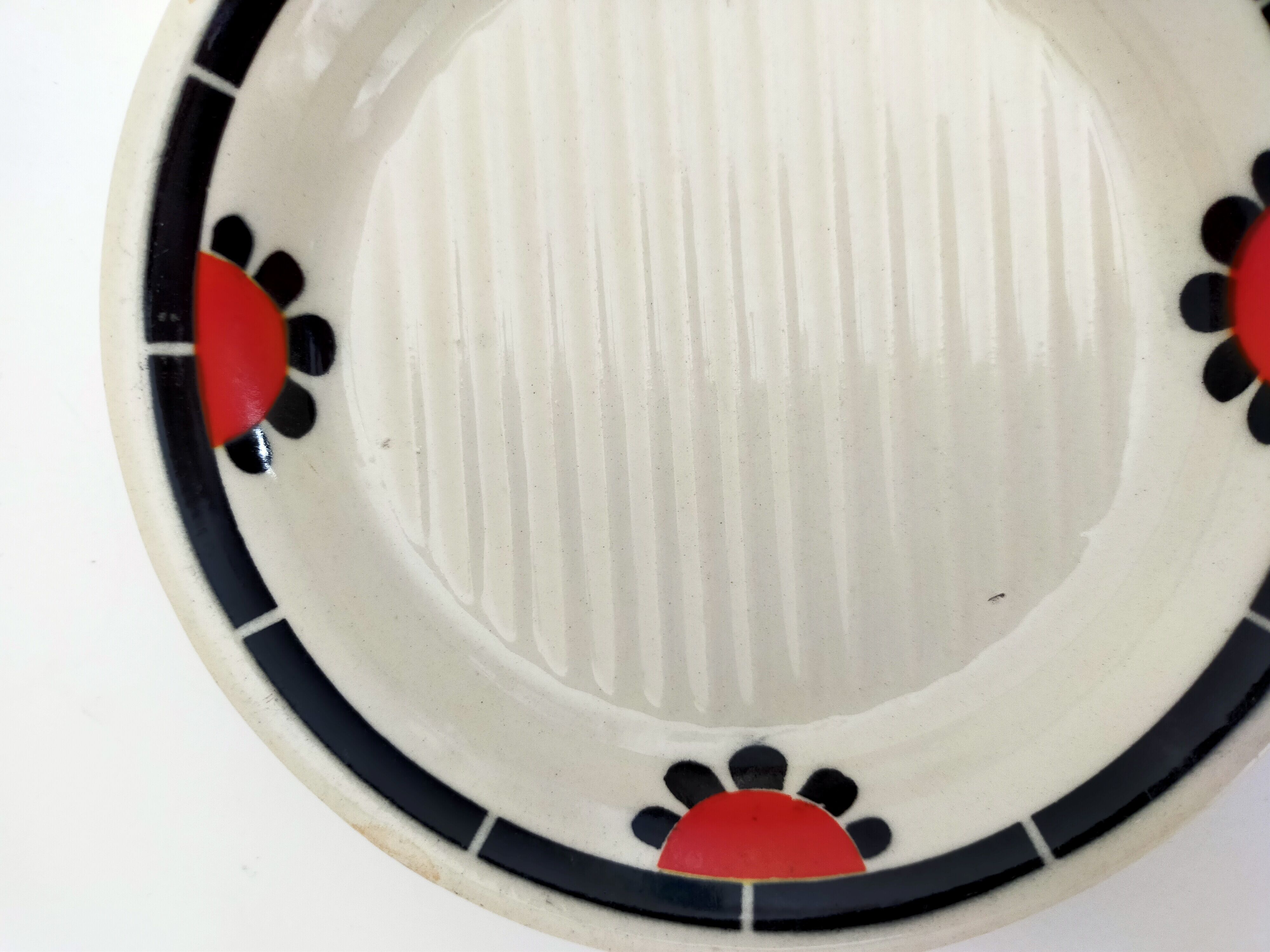 old vintage soap holder Art Deco earthenware wolf mill toledo color white, red and black