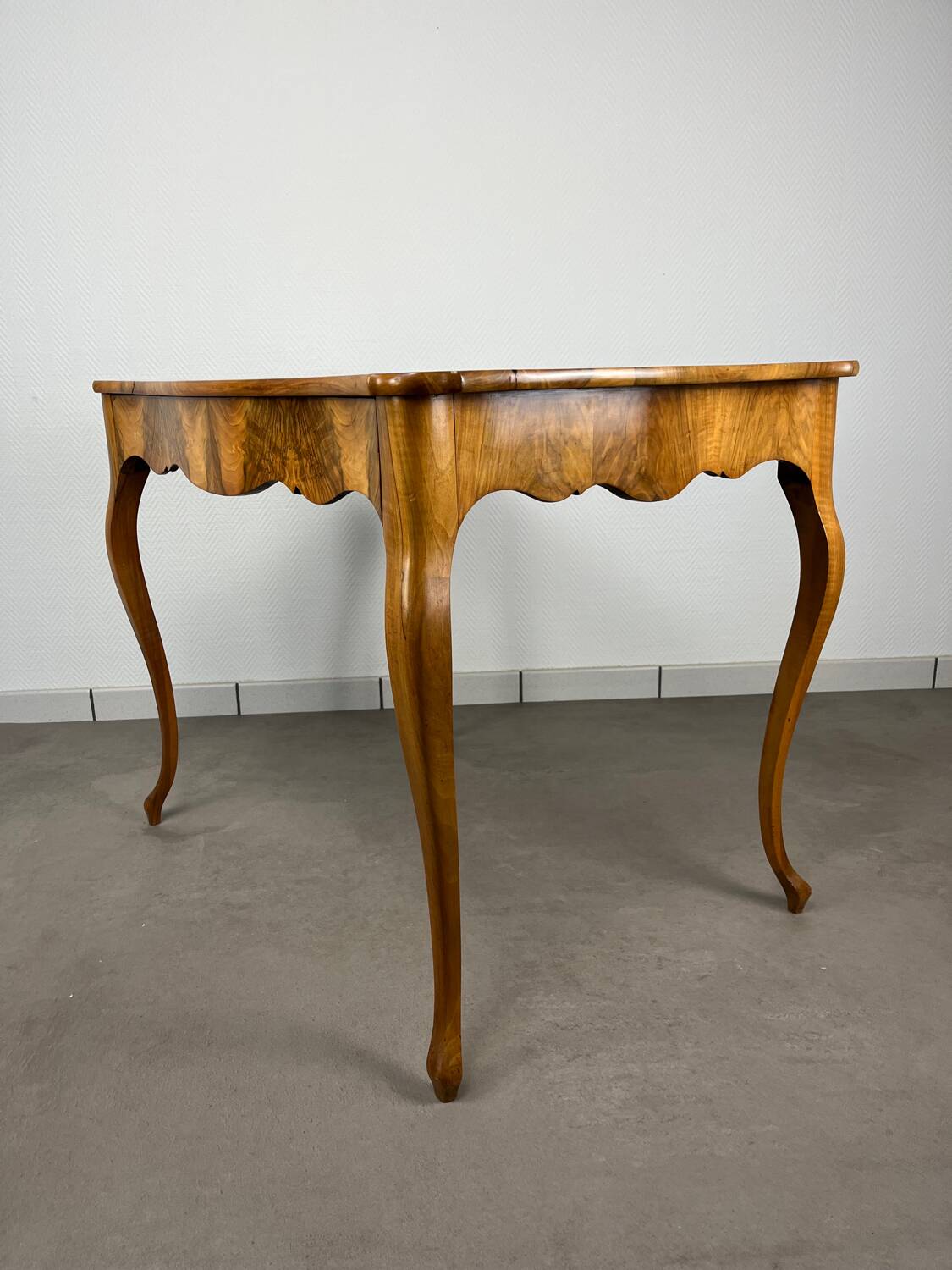 Table Louis XV noyer blond, début 19ème