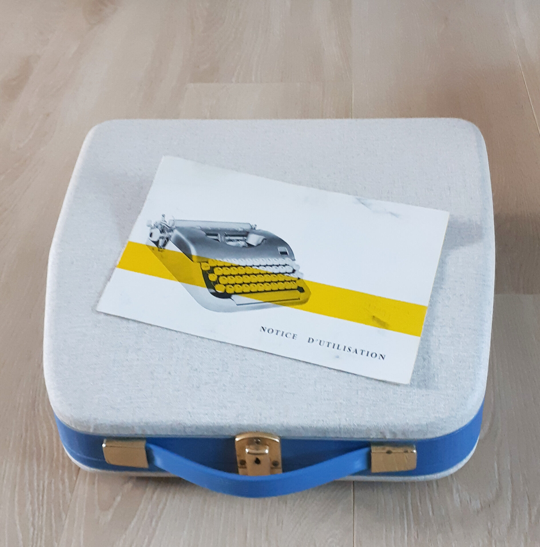 Functional blue typewriter