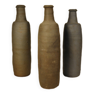 Lot de trois bouteilles anciennes en gres