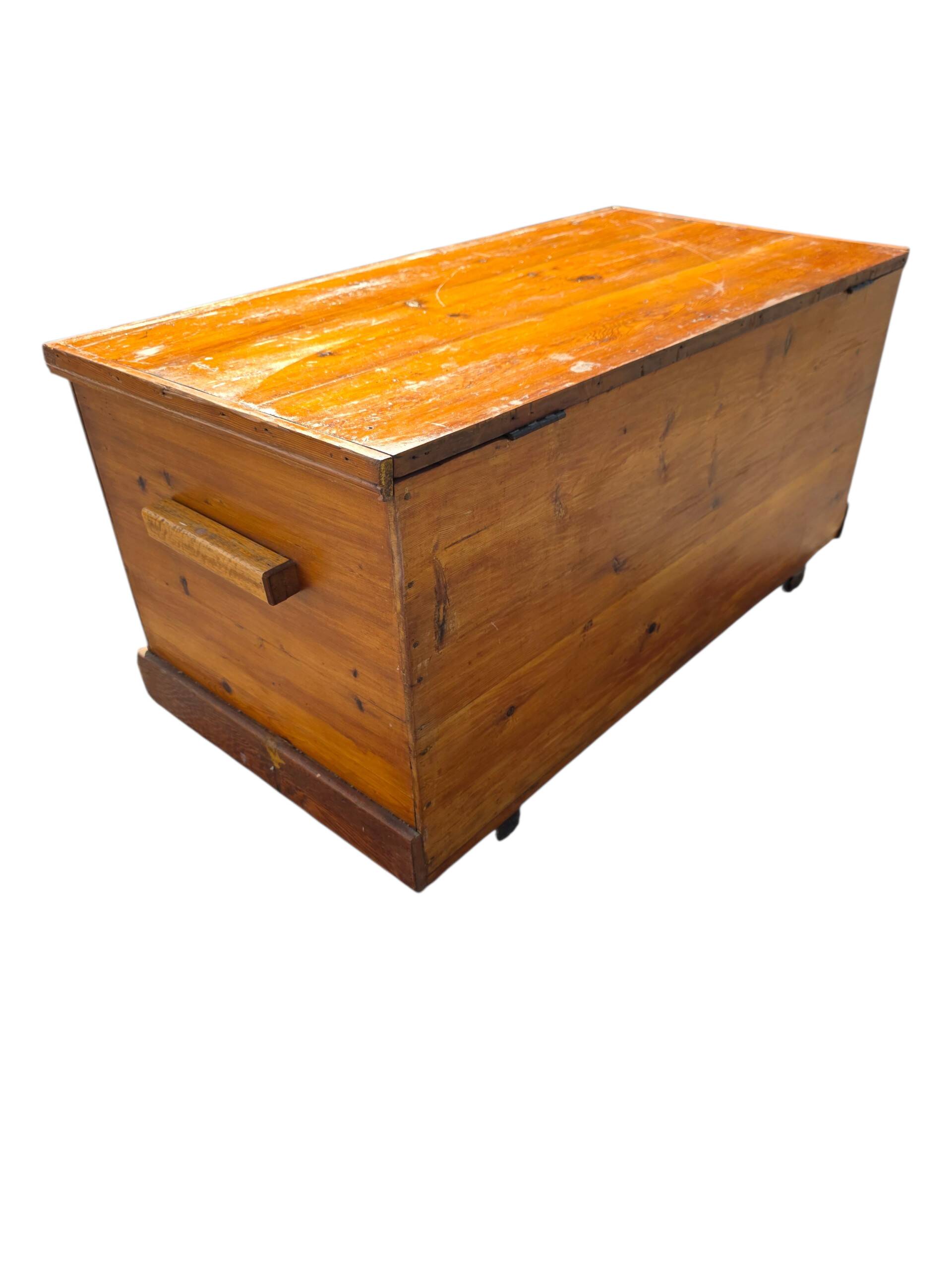 Coffre de metier ancien en sapin