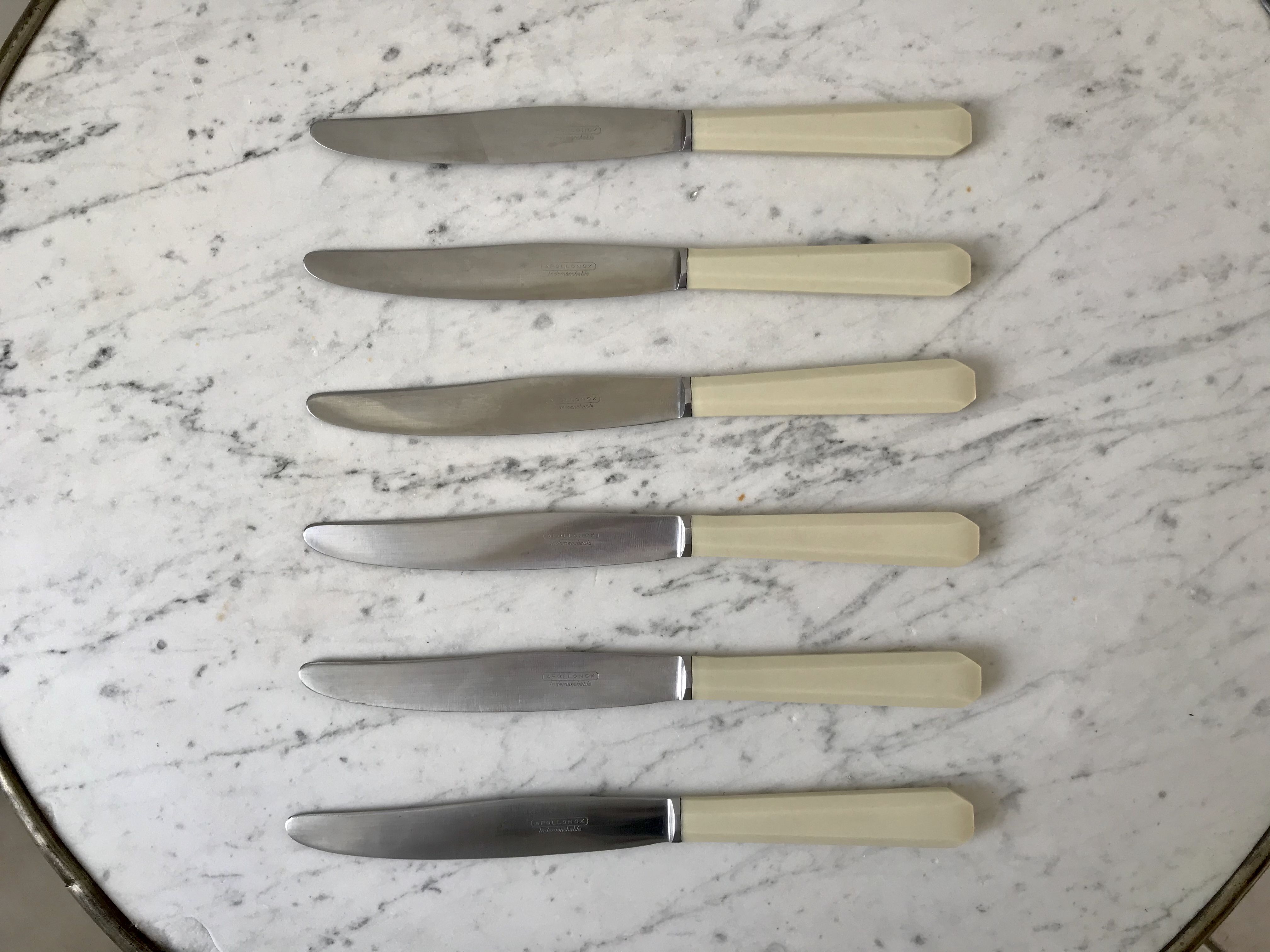 Lot de 6 couteaux en bakélite blancs coutellerie d'Arles années 60