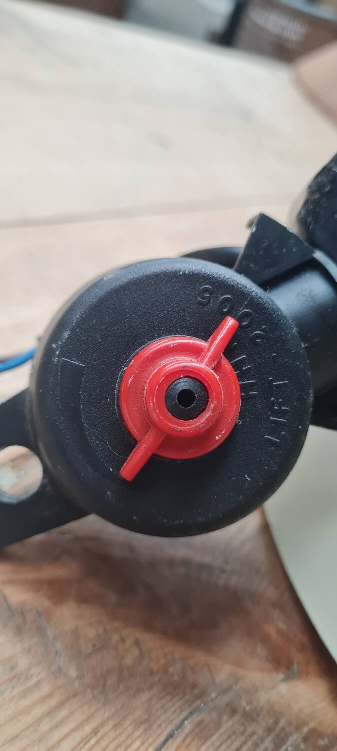 Suspension in beige enameled sheet metal