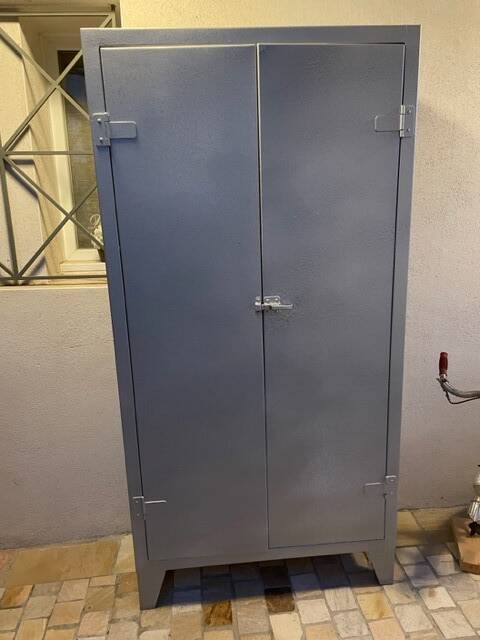 Metal workshop cabinet
