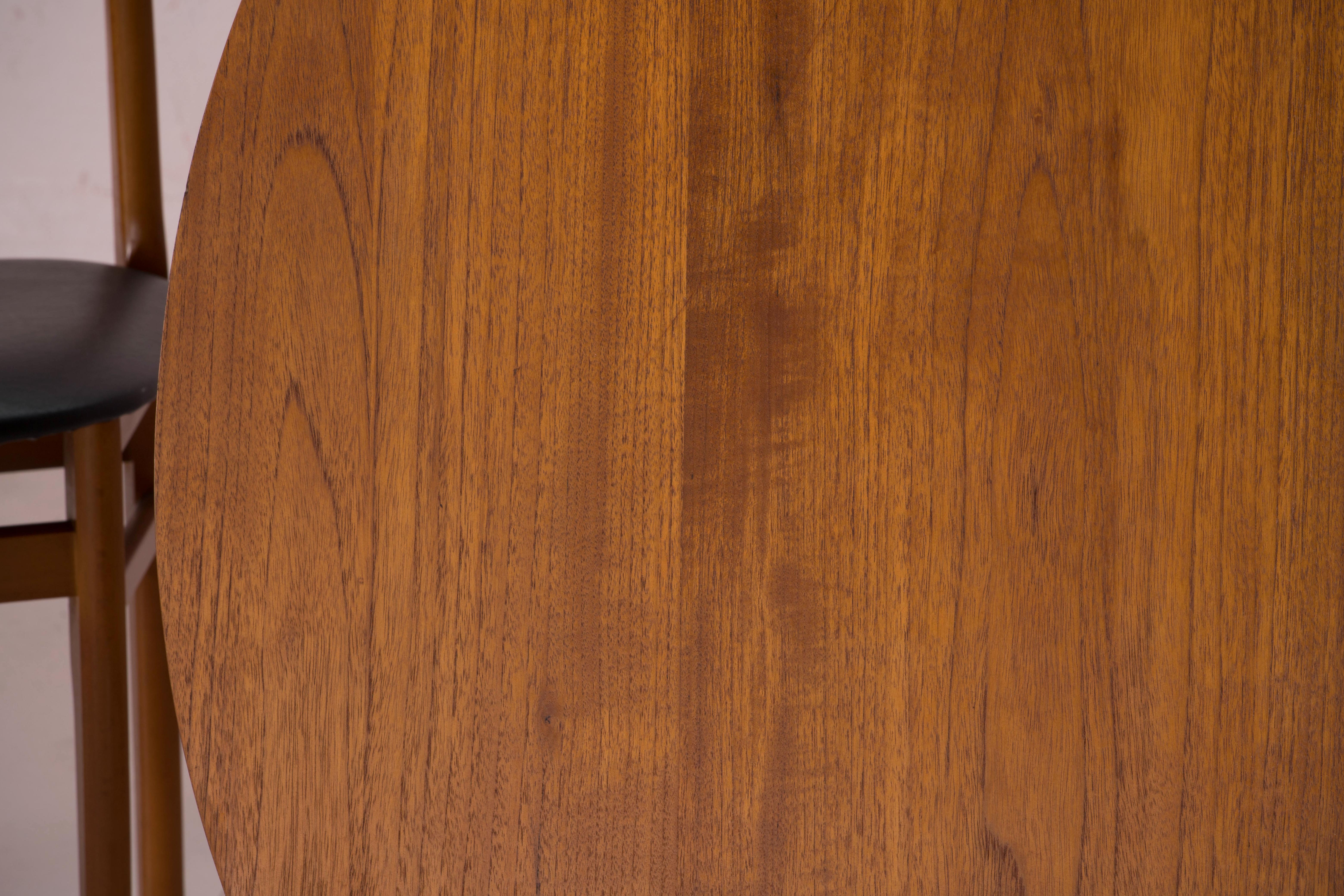 Table and 4 scandinavian encastrable chairs