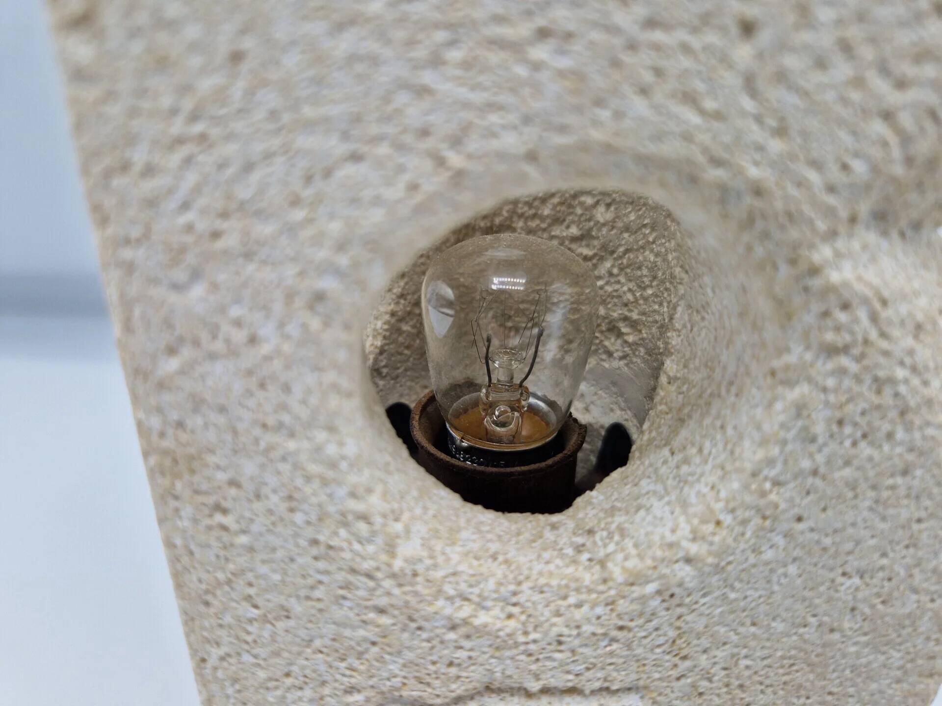 Lampe sculpturale en calcaire en forme de hibou par Albert Tormos, France