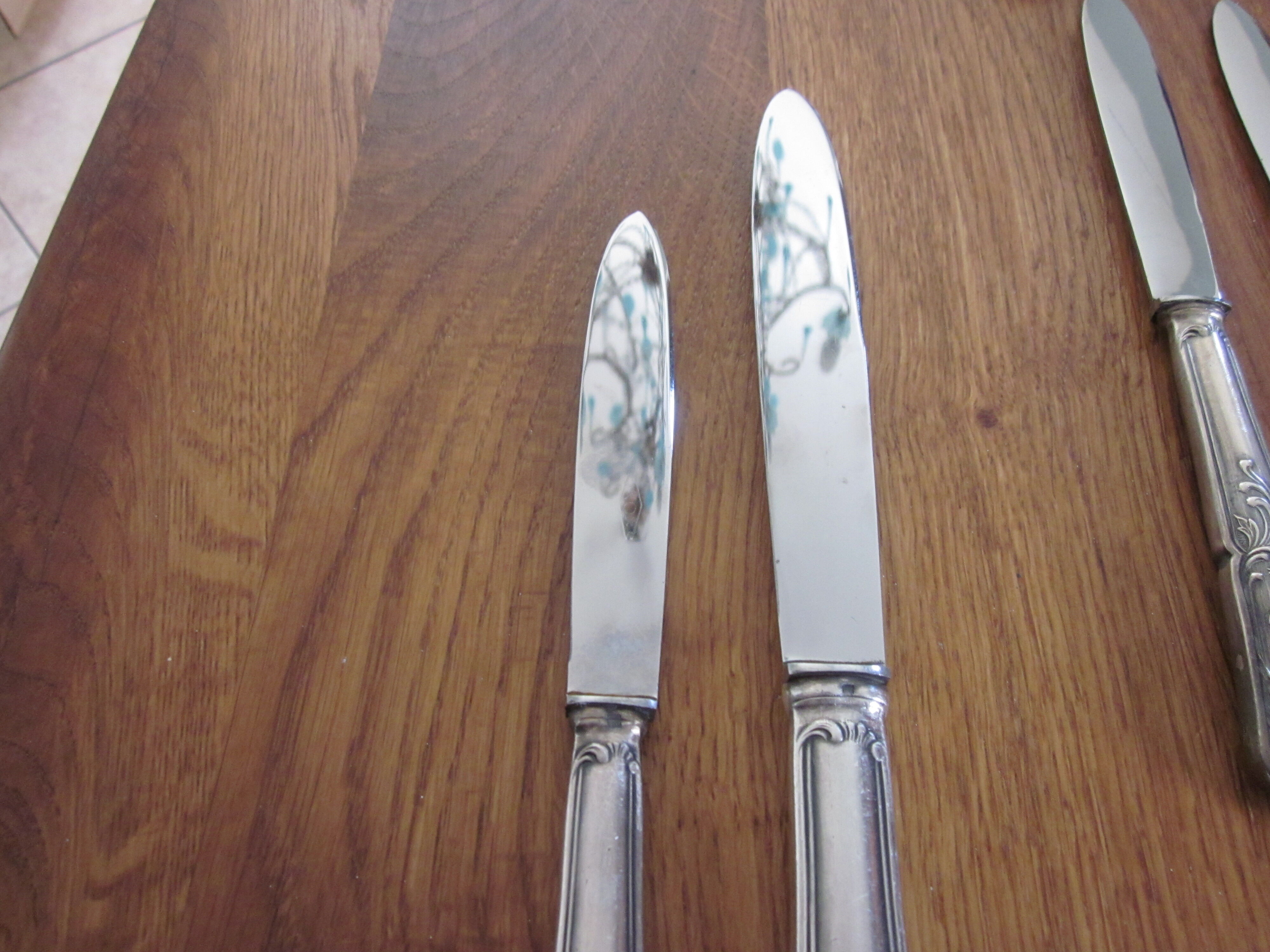 23 silver metal knives