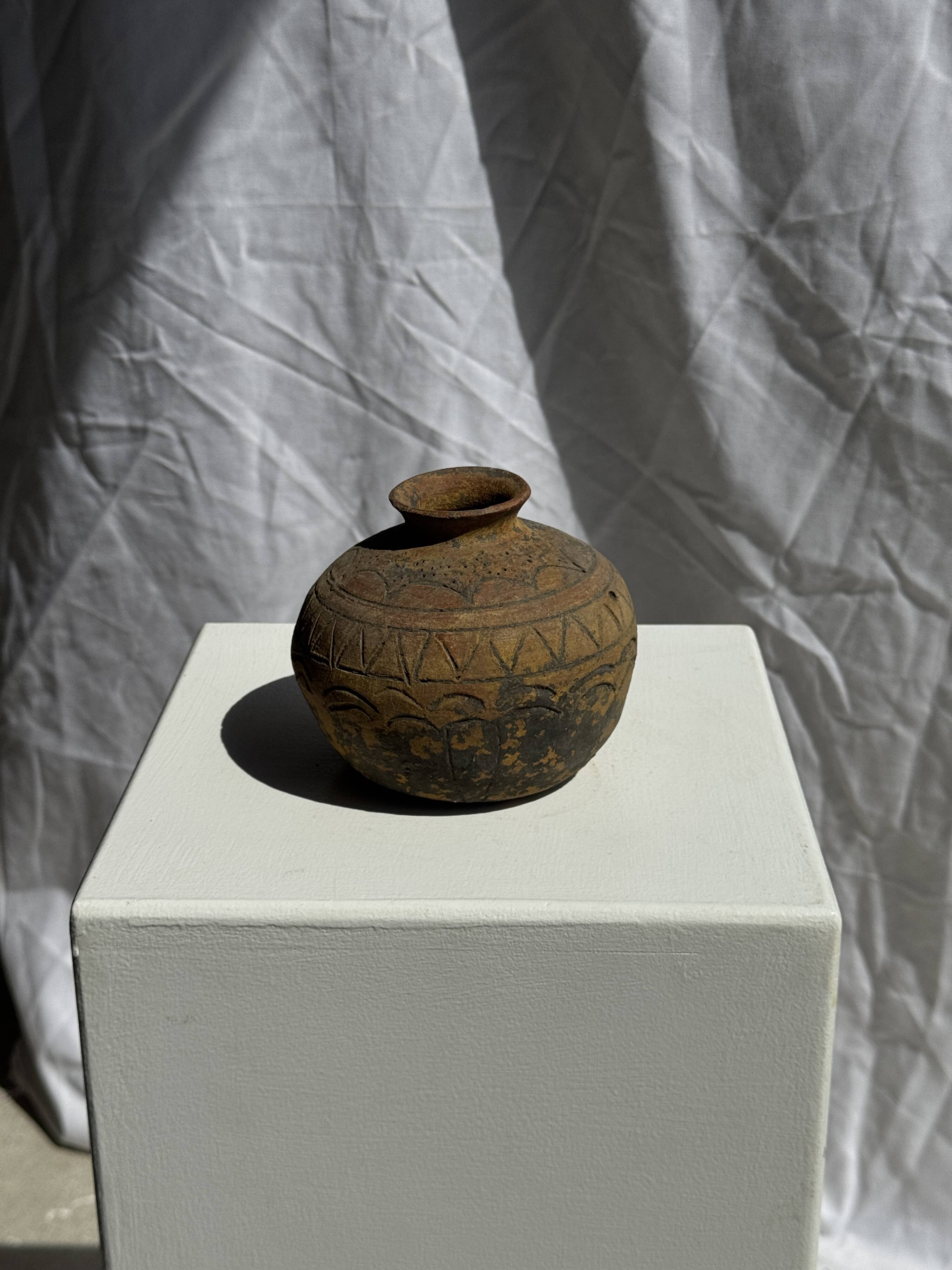 Small round ancient vase in engraved terracotta, Indonesian polychromy H10 D1