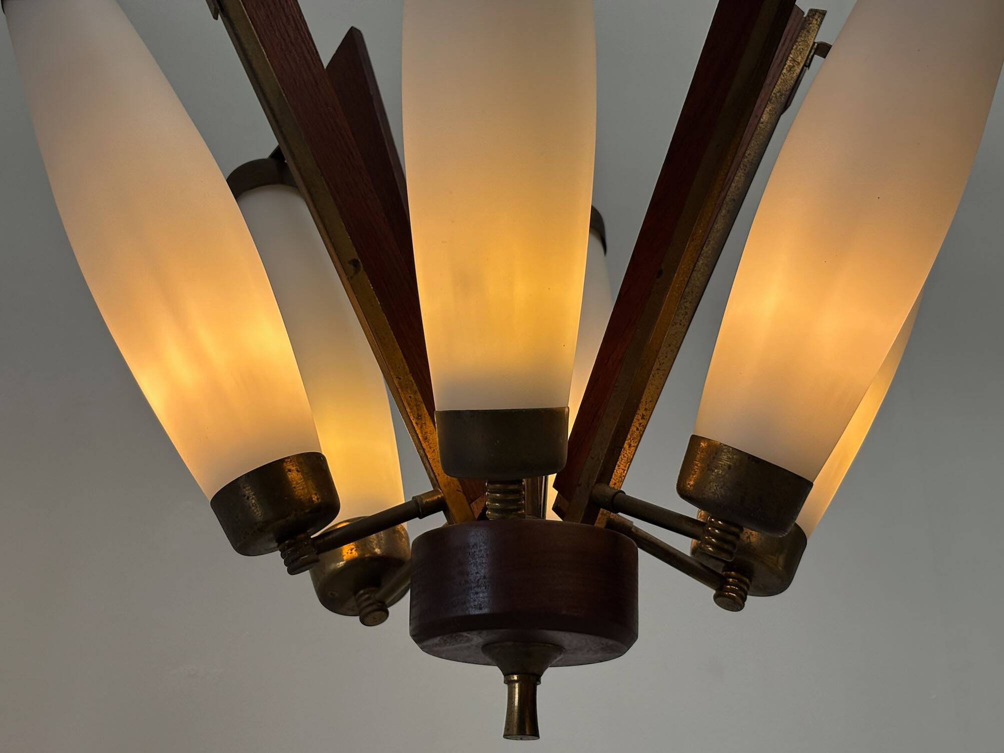 Lustre italien en teck et laiton