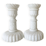 Paire de petits bougeoirs en opaline blanche