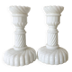 Paire de petits bougeoirs en opaline blanche
