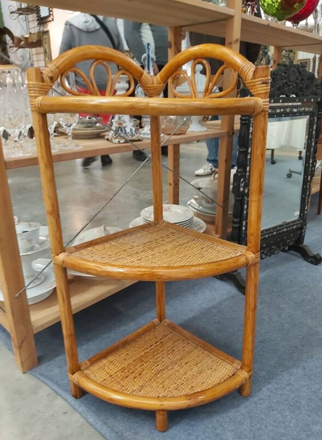 Corner shelf in rattan