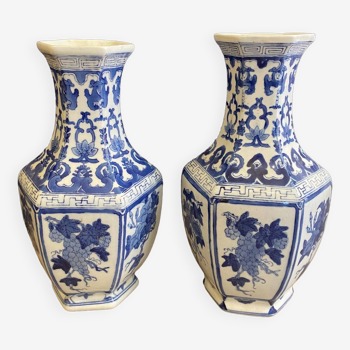 Paire de vases style chinois avec decor de vigne tons bleus forme hexagonale