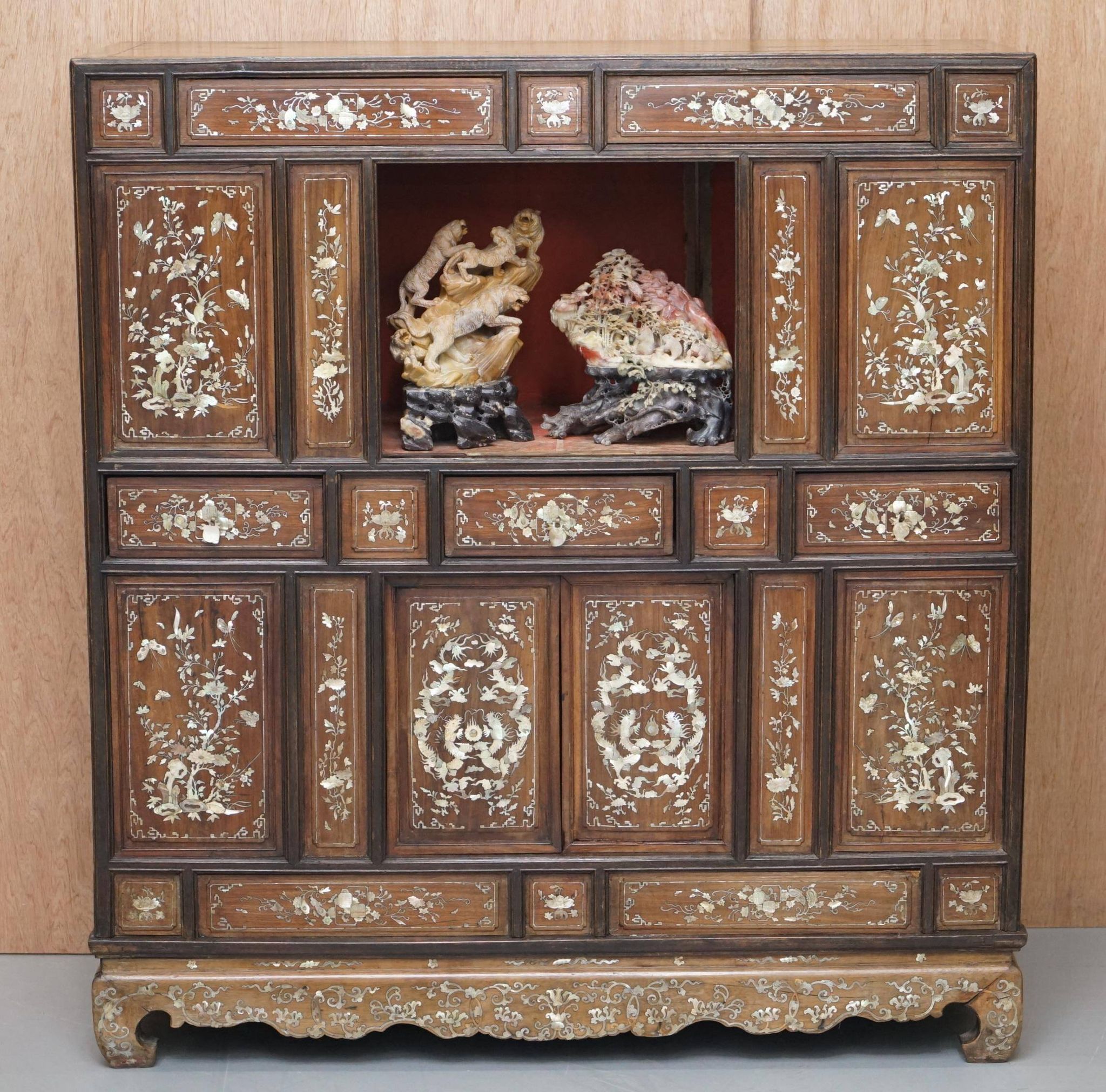19th-century Chinese cabinet inlaid with mother-of-pearl