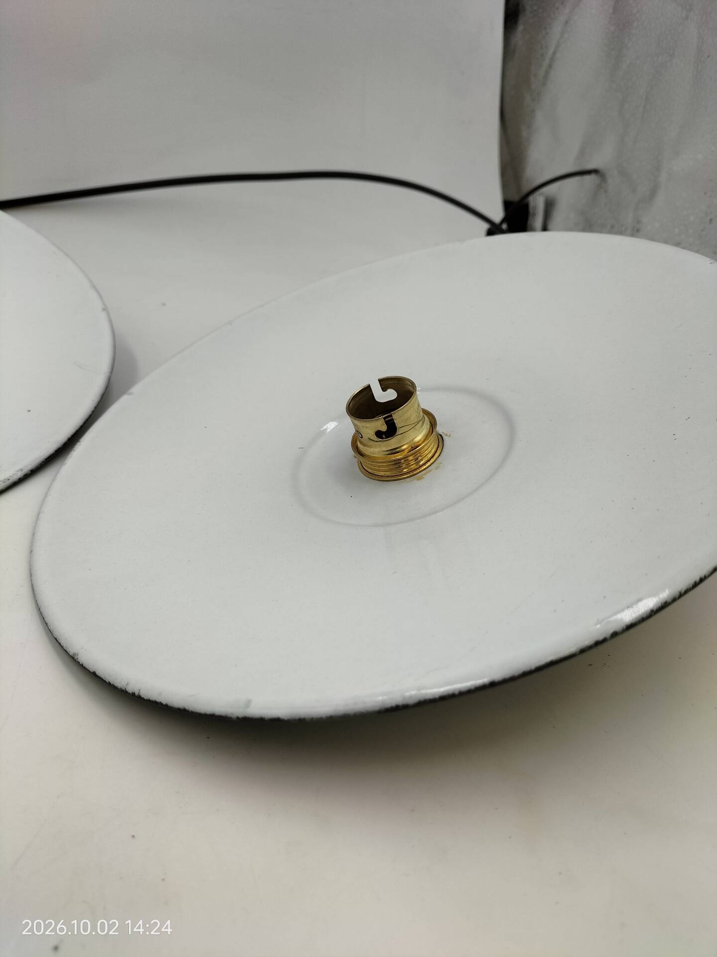 Suspensions in enamelled sheets