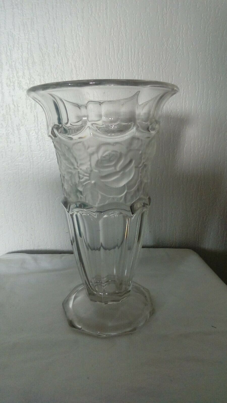 Vase en verre guirlande de fleurs en verre depoli epoque art nouveau