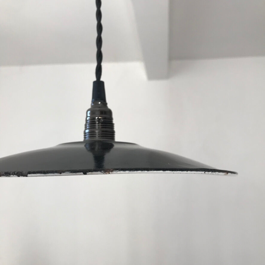 Black metal lampshade suspension