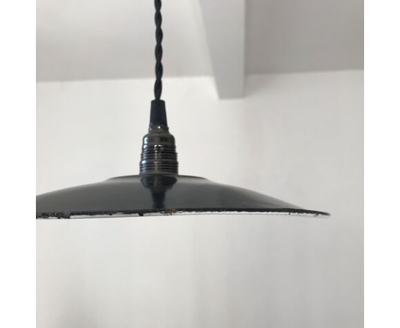 Black metal lampshade suspension