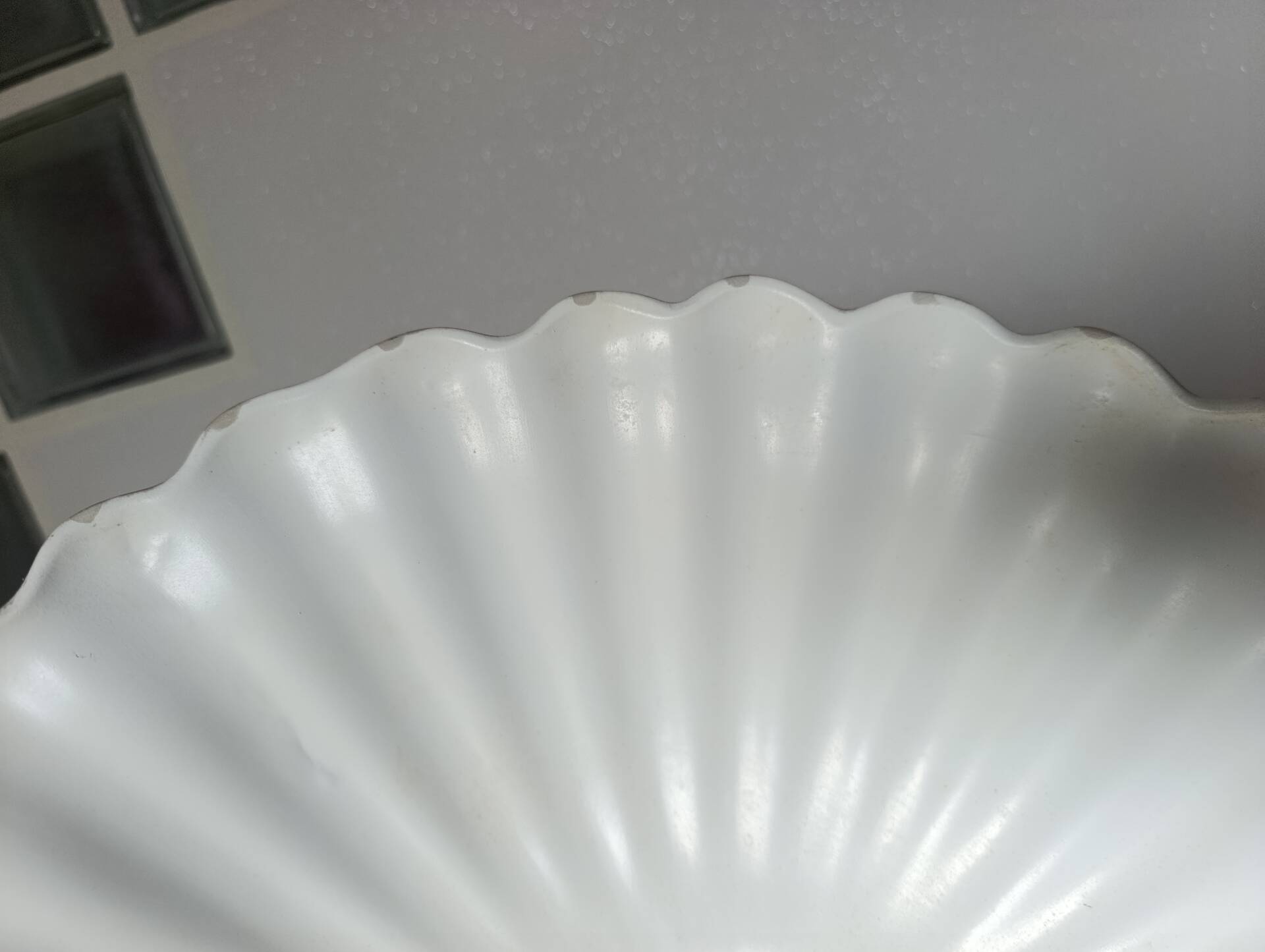 Vintage rose enamelled metal pendant – 38.5 cm