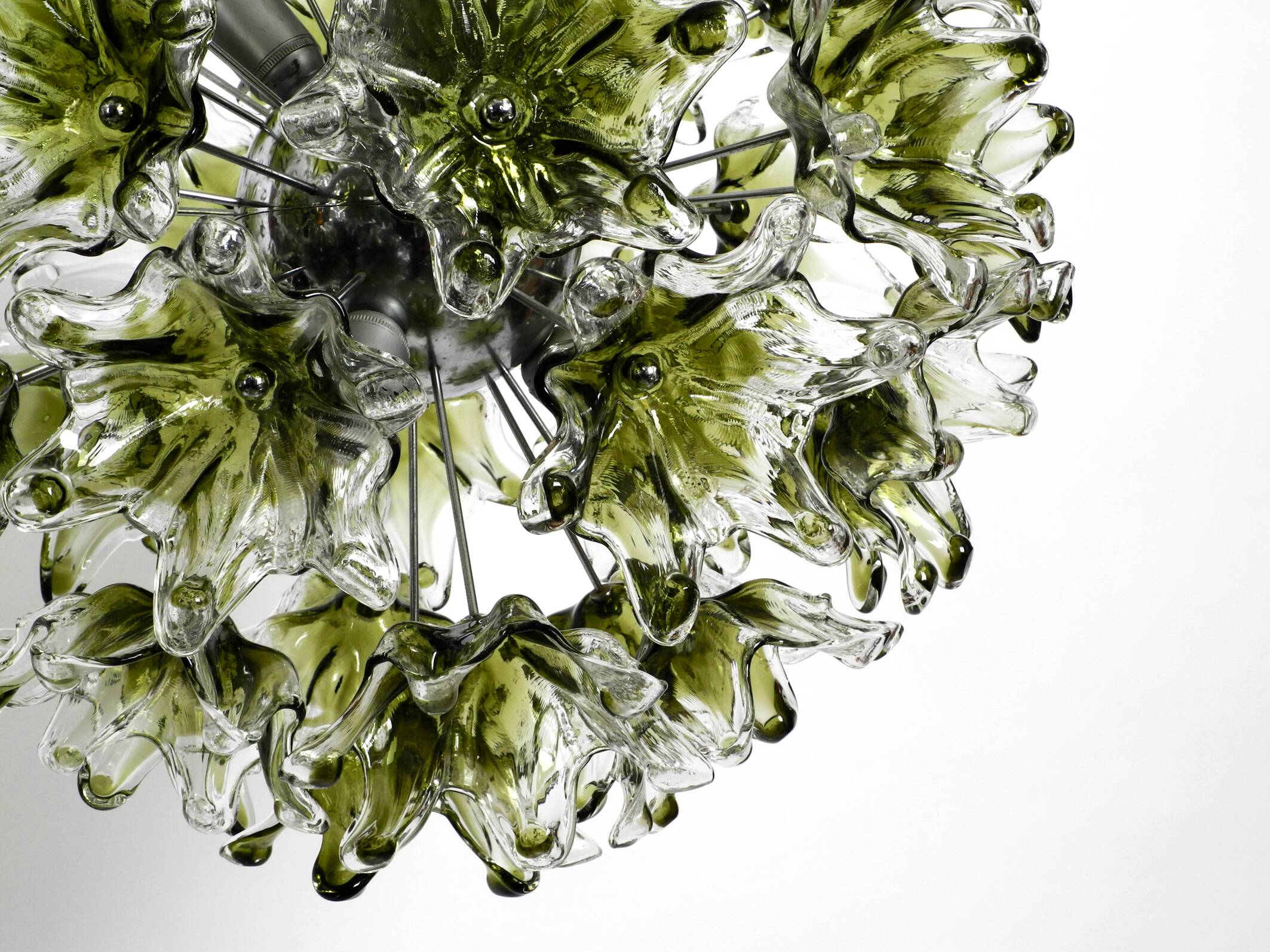 Suspension italienne unique XXL des années 1960 avec des fleurs en verre de Murano par VeArt