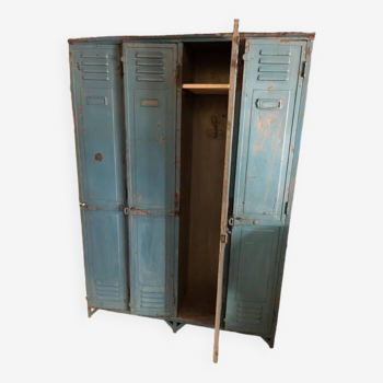 4-door industrial locker room