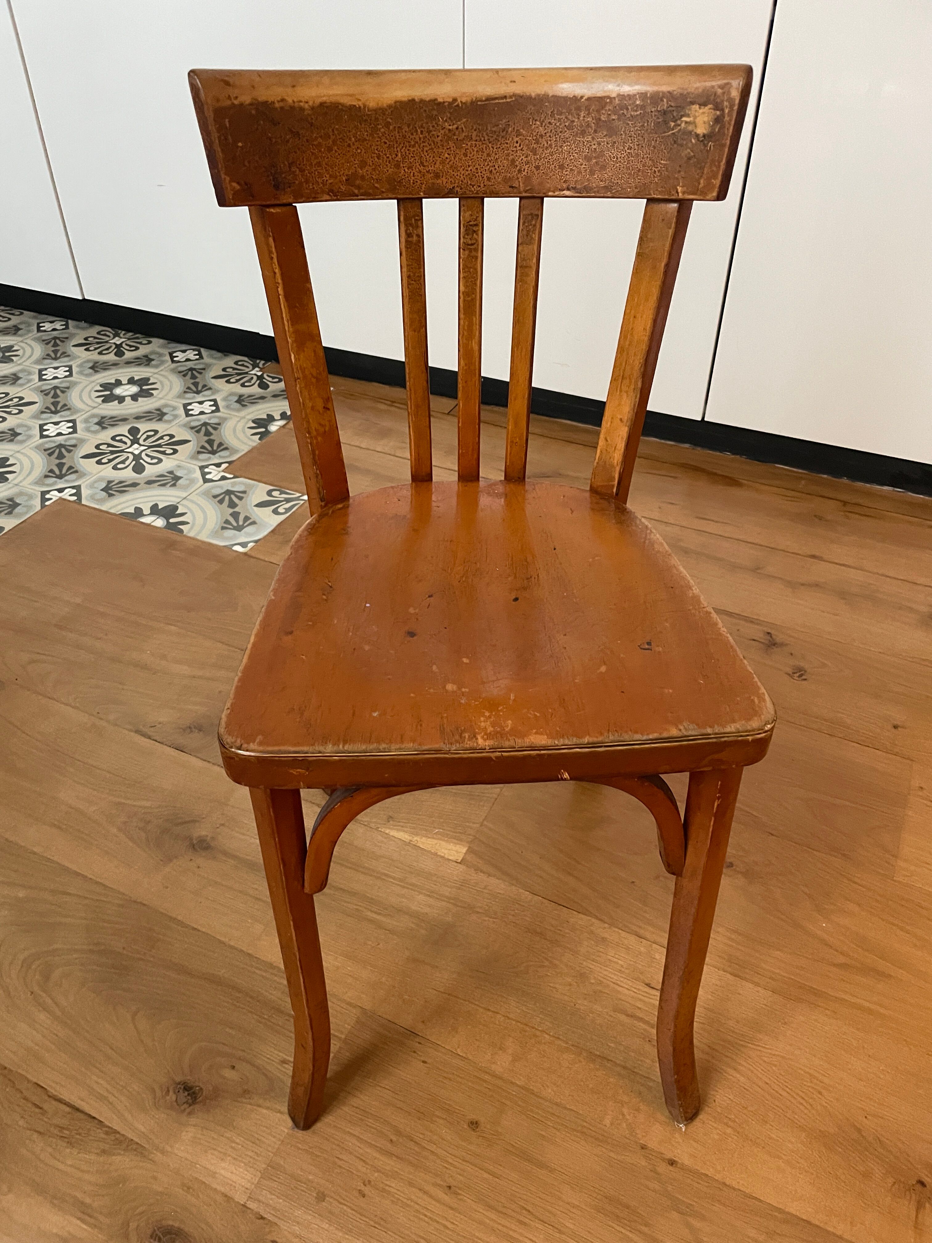 3 Chaises bistrot dont 2 Baumann