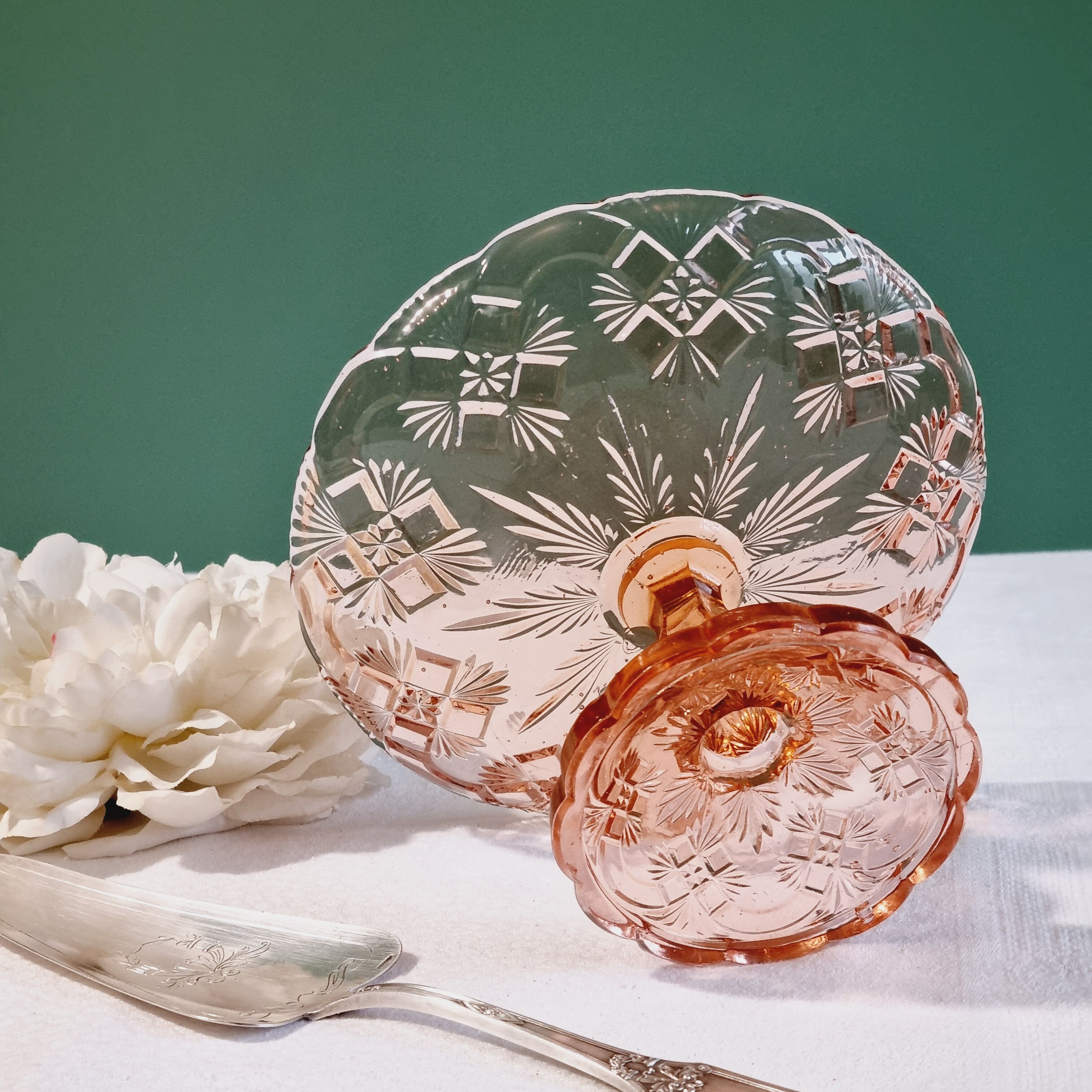 Flat on pink glass piedouche SV