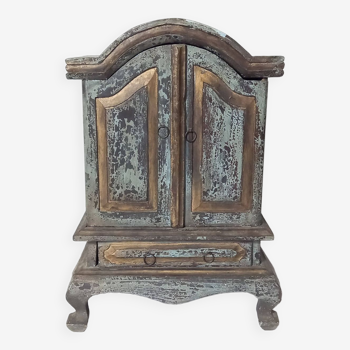 Master's furniture – constable's hat cabinet in gustavian style