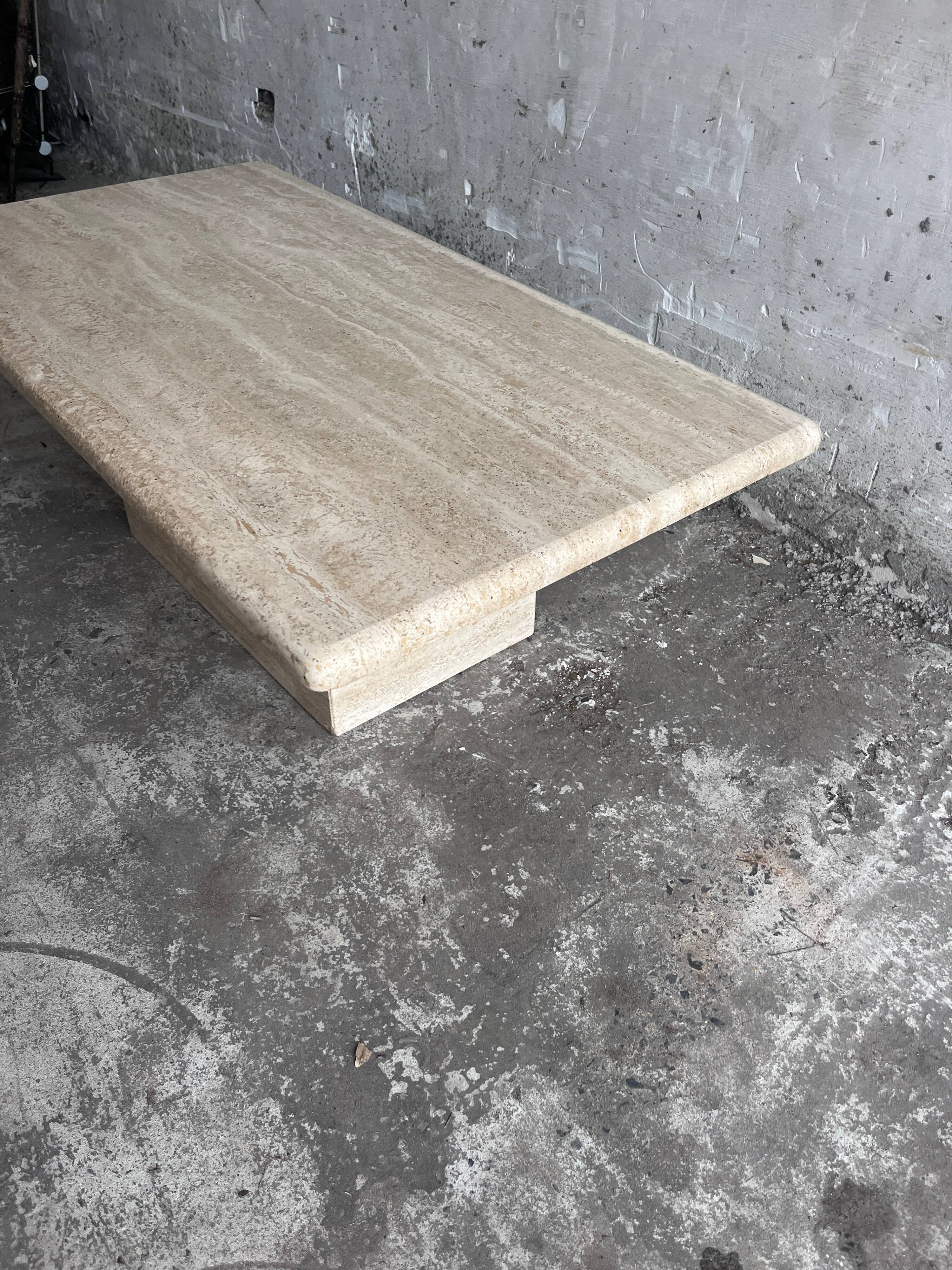 Table basse italienne en travertin – années 1970