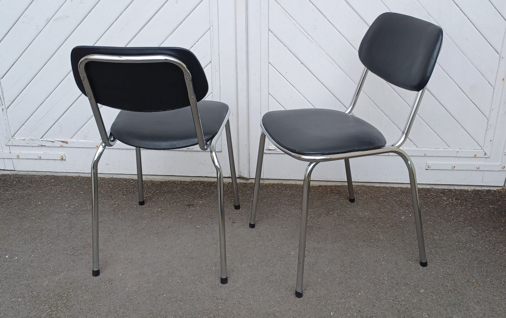Paire de chaises vintage skaï et chrome