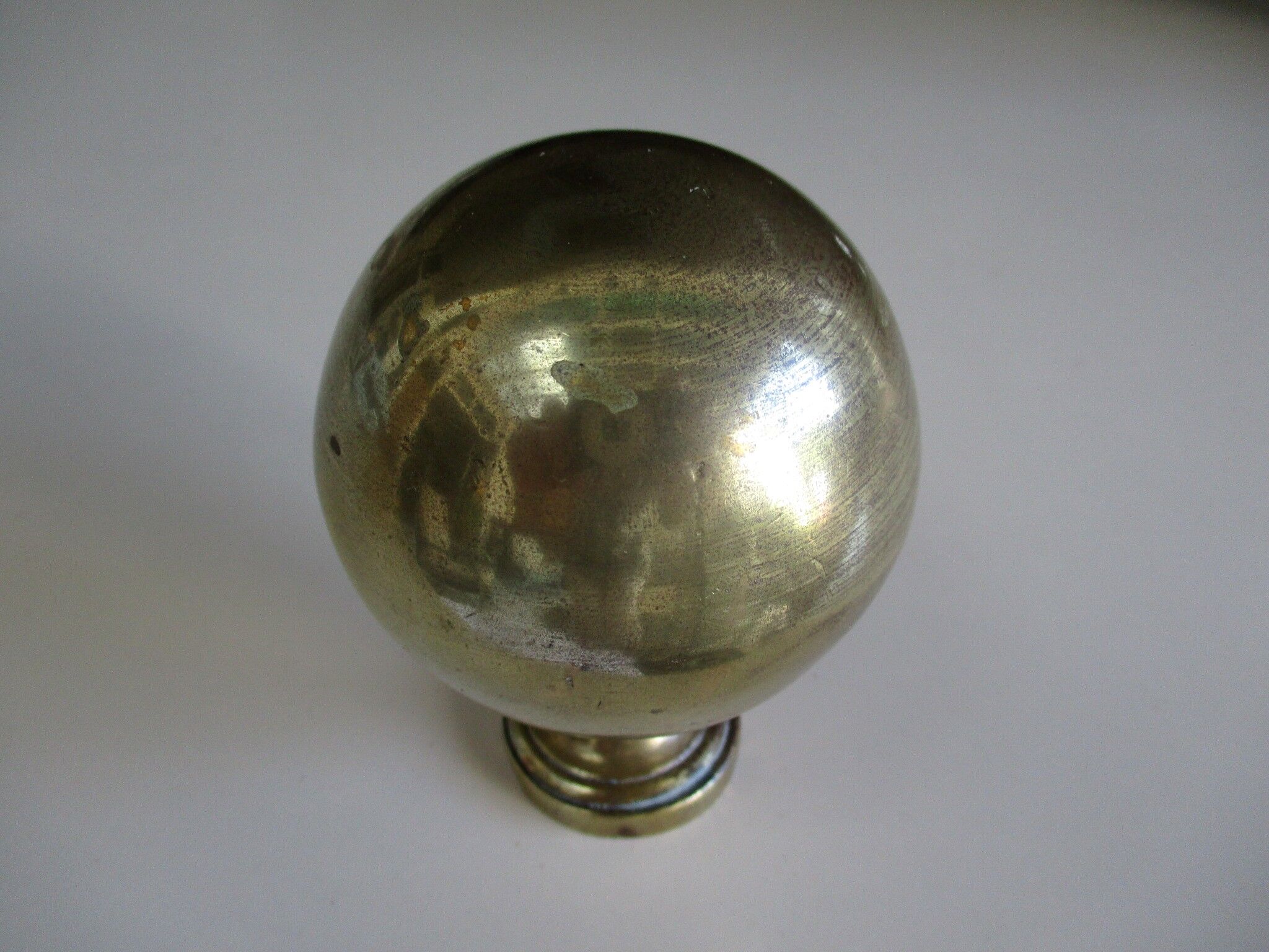 Boule ancienne en laiton  pour rampe d'escalier