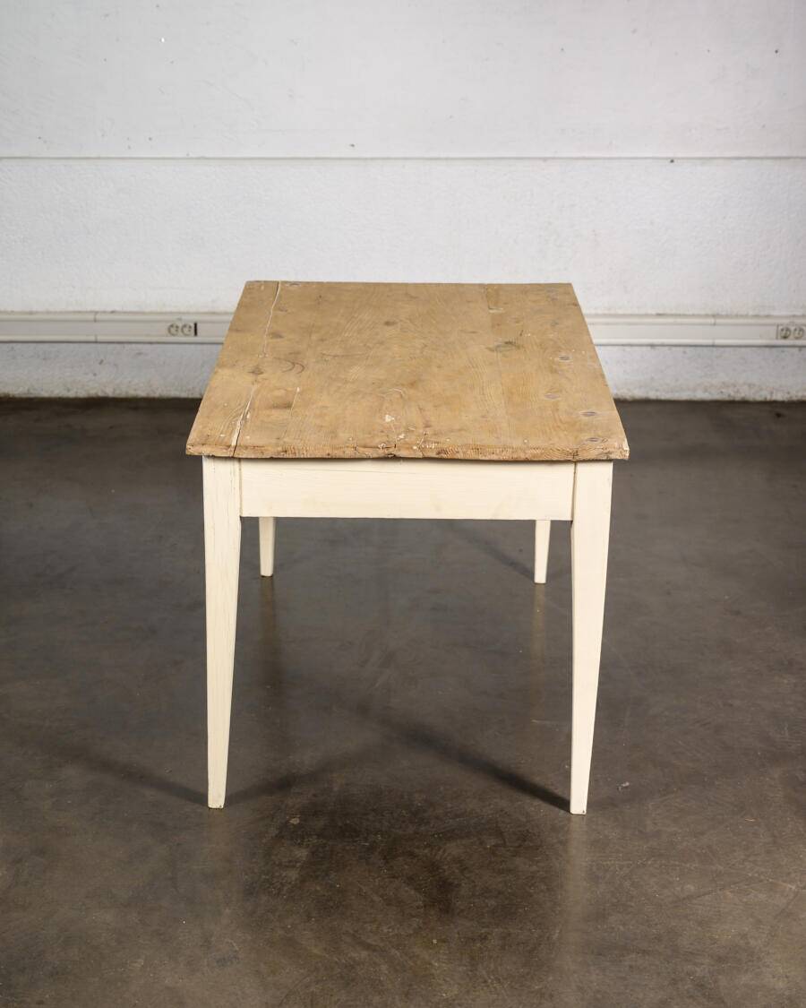 Table de campagne avec tiroir