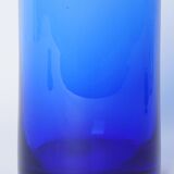 Vase en verre bleu dégradé plus clair en haut