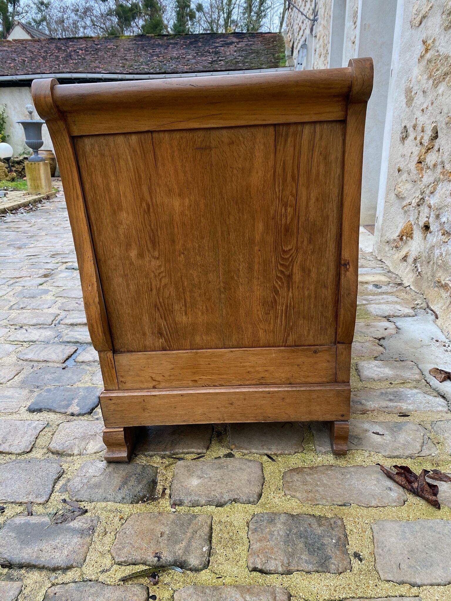 Bench reads Louis Philippe