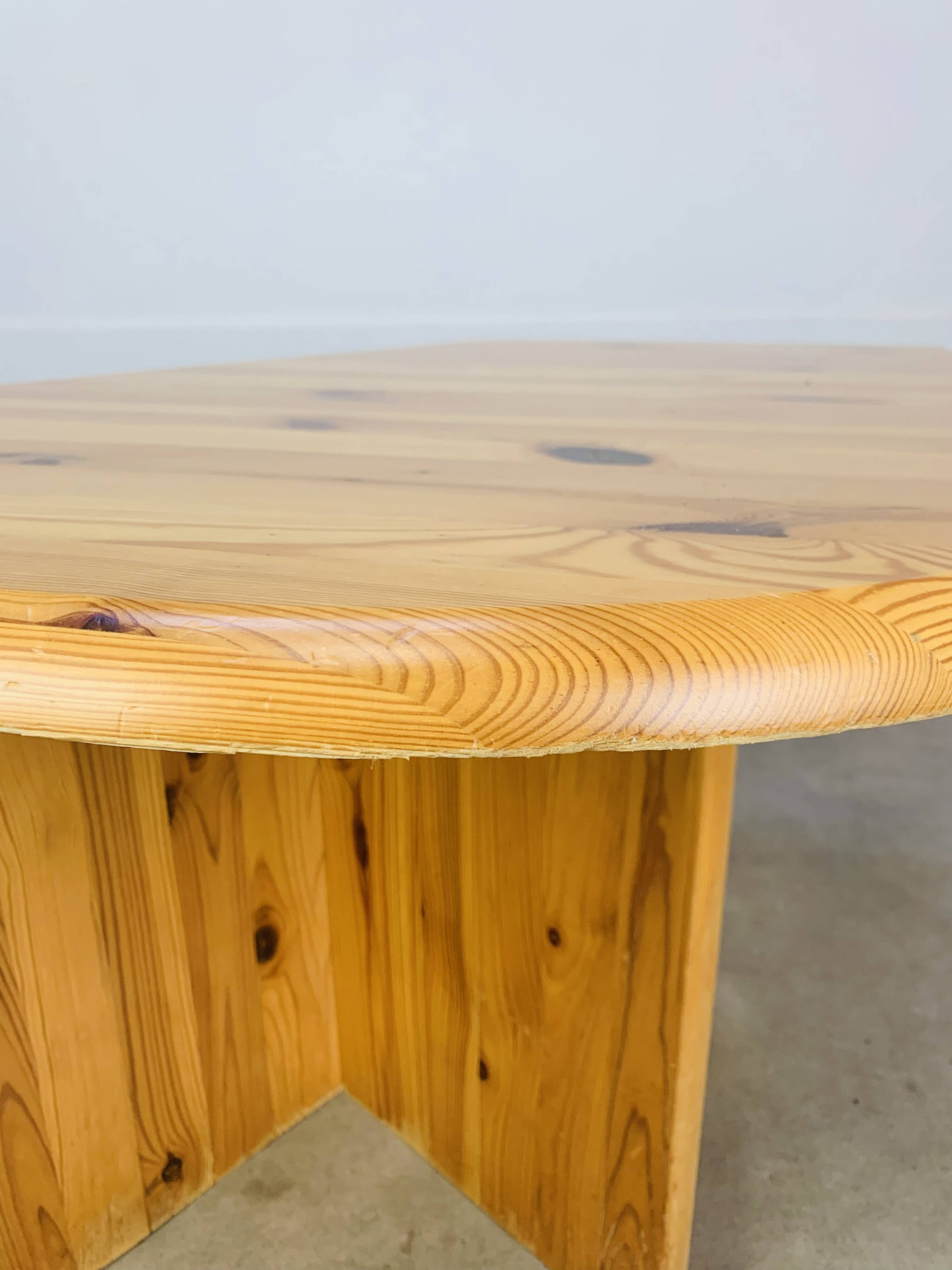 Table basse en pin massif forme organique, années 80