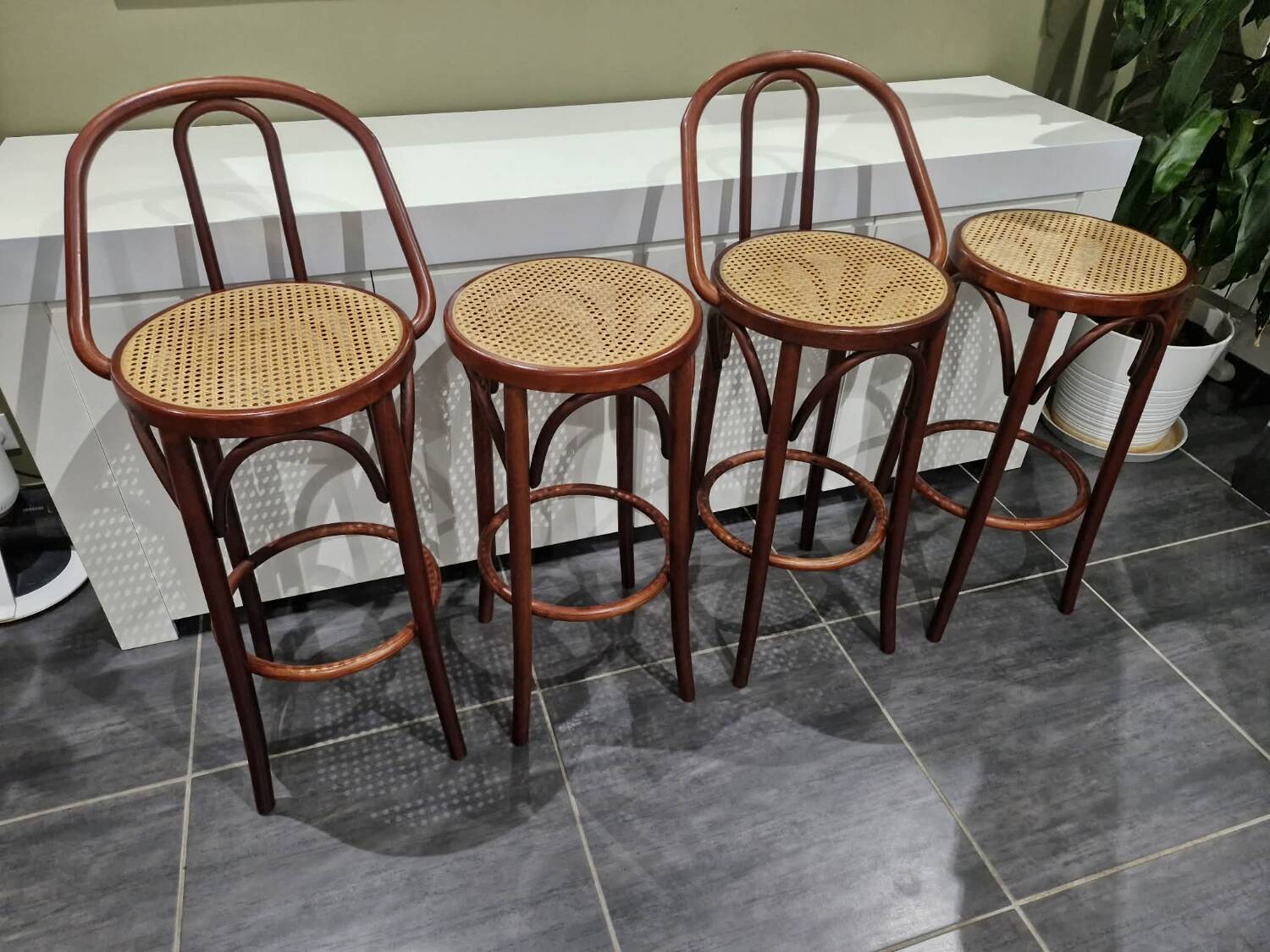 Lot de 4 tabourets de bistrot en cannage vintage
