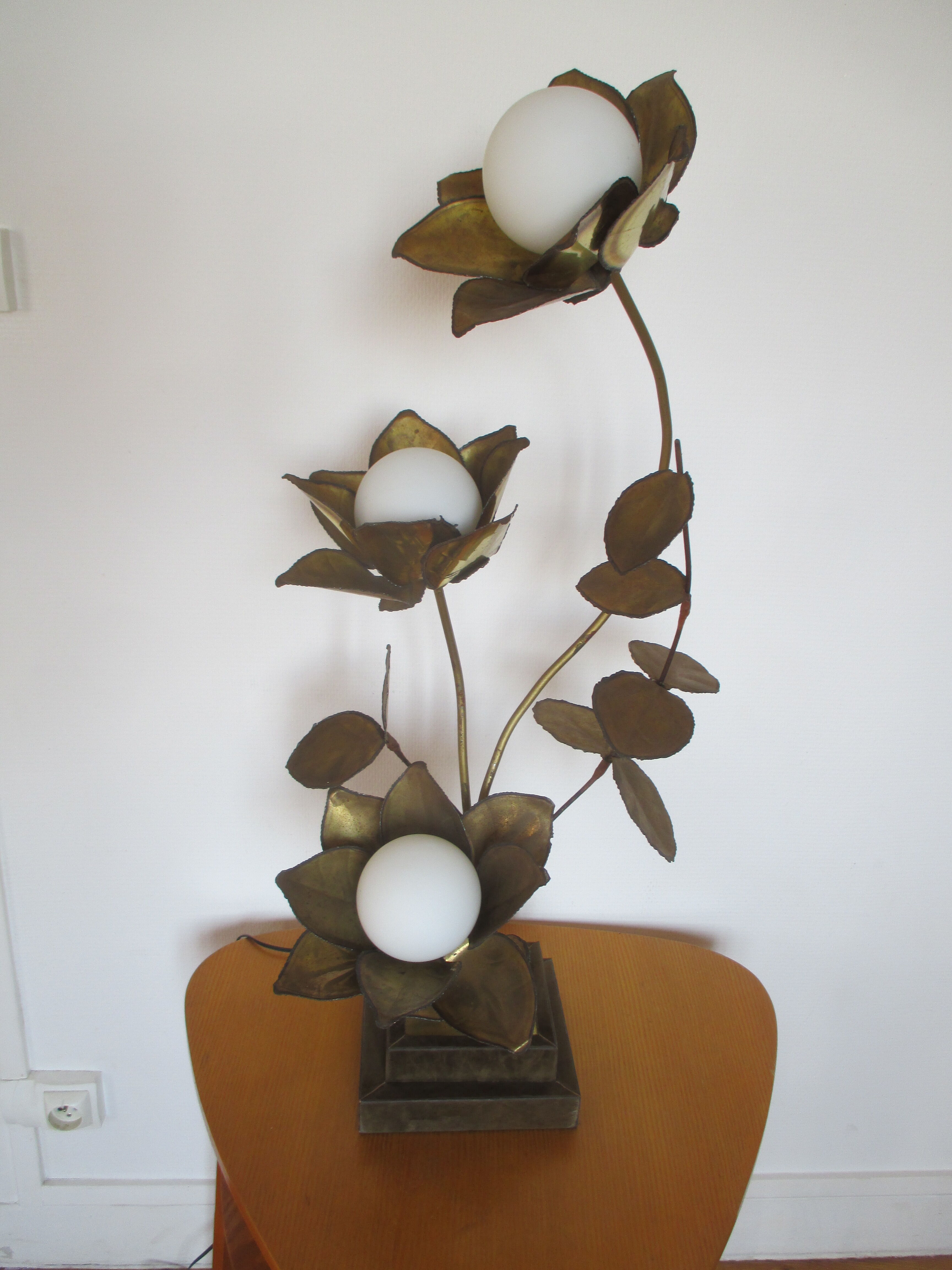 Golden metal brass flower lamp
