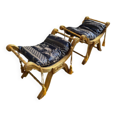 2 repose-pieds en bois avec des coussins bleus