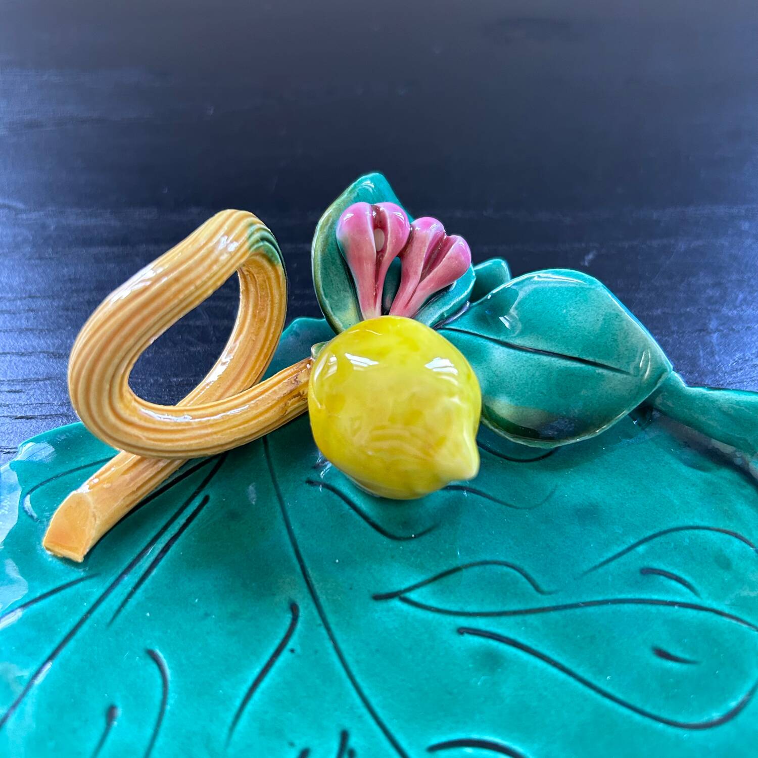 Empty pocket leaf and lemon in slip