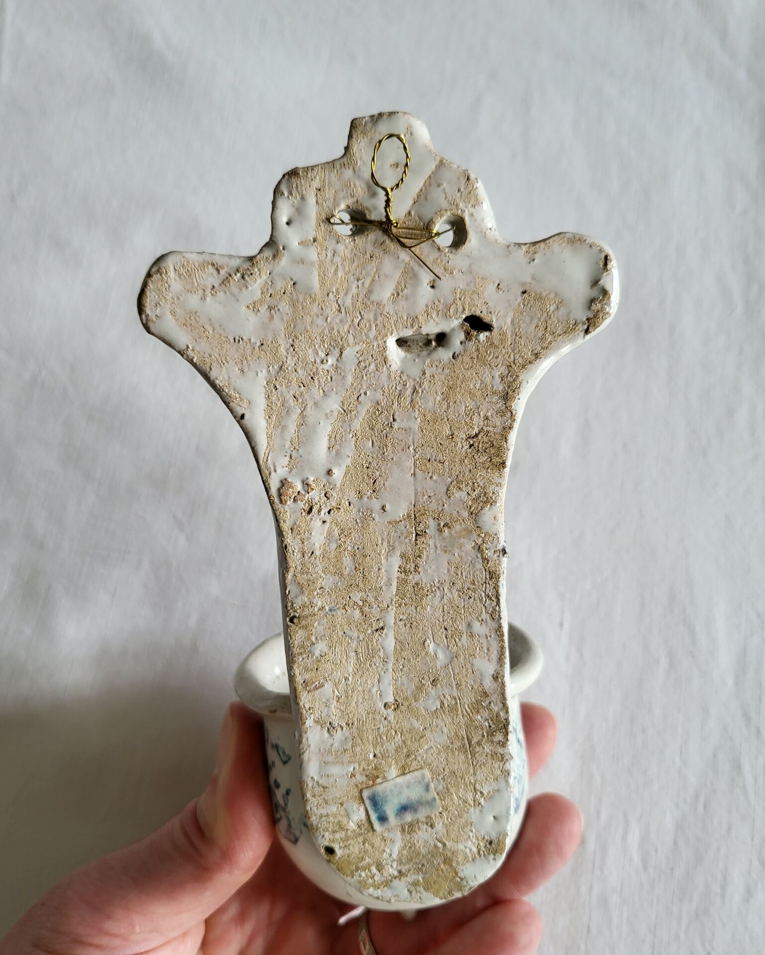 Ancien Bénitier en Faïence bleue et blanche Christ Croix