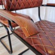 Lot de 4 chaises de salle à manger vintage en cuir matelassé : base en métal noir